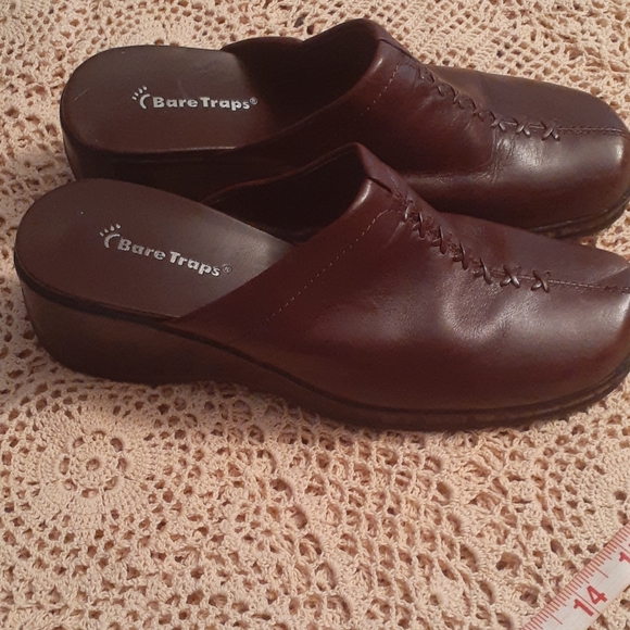Bear Trap Brown Mules - Picture 2 of 5